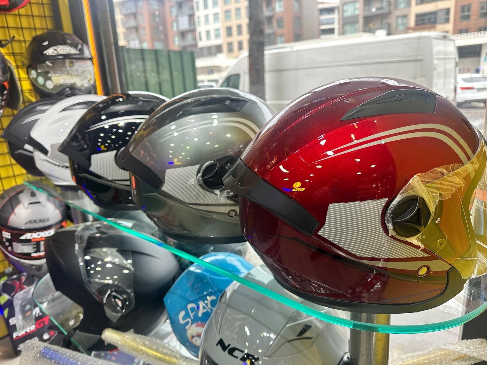 ÇENESİZ KASK GÜNEŞ GÖZLÜKLÜ VİZÖRLÜ KARIŞIK RENK YARIM KASK